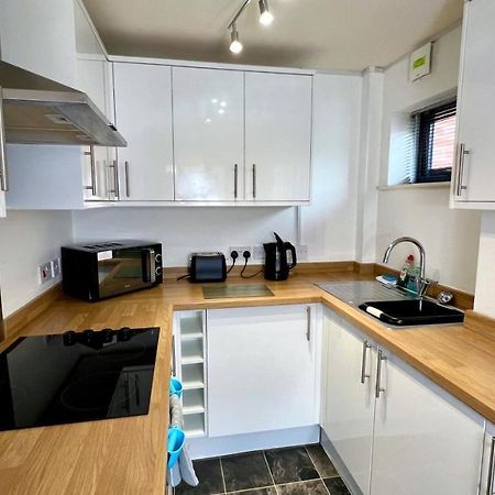 Cross Court, Stafford By Bell Apartments エクステリア 写真