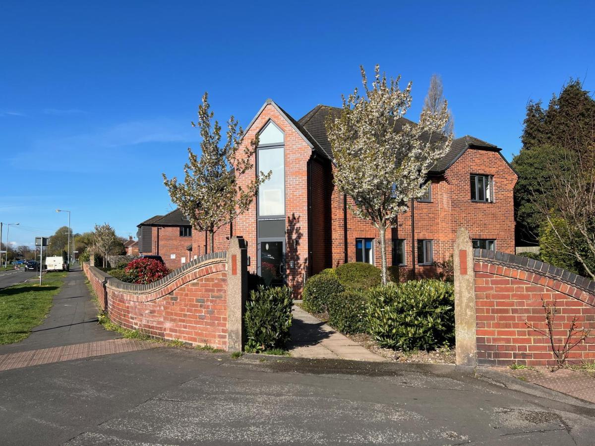 Cross Court, Stafford By Bell Apartments エクステリア 写真