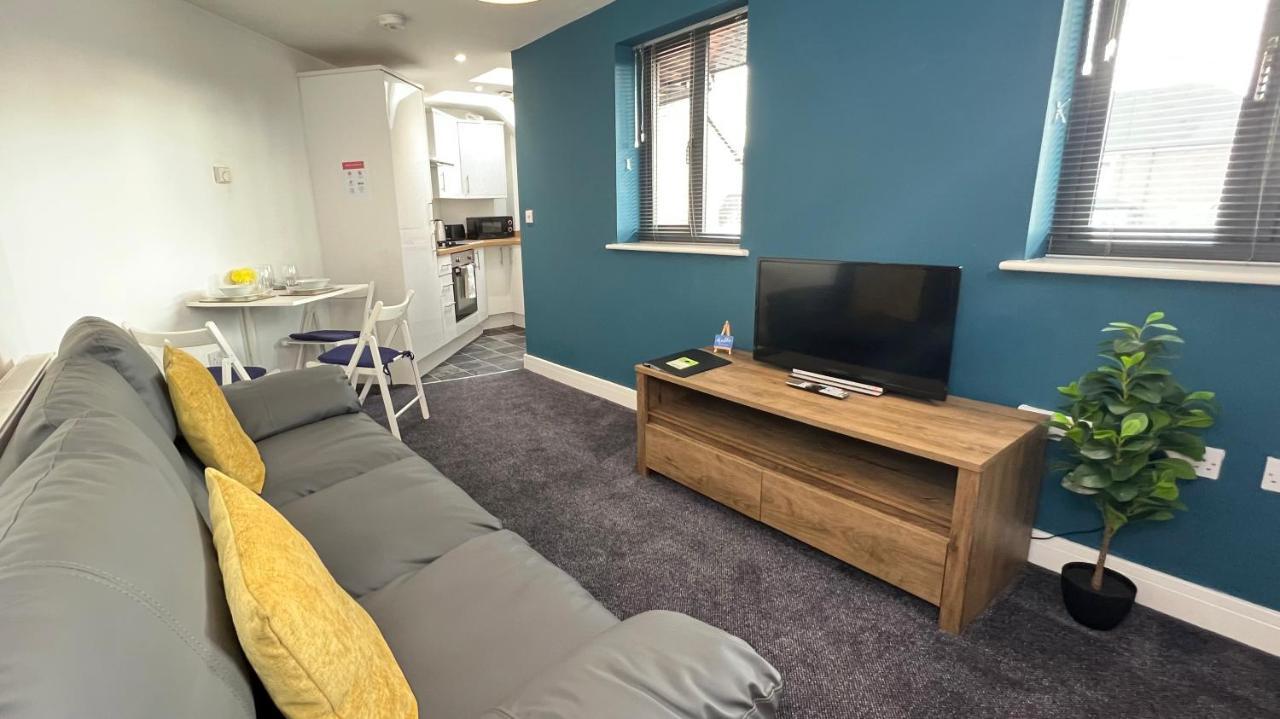 Cross Court, Stafford By Bell Apartments エクステリア 写真