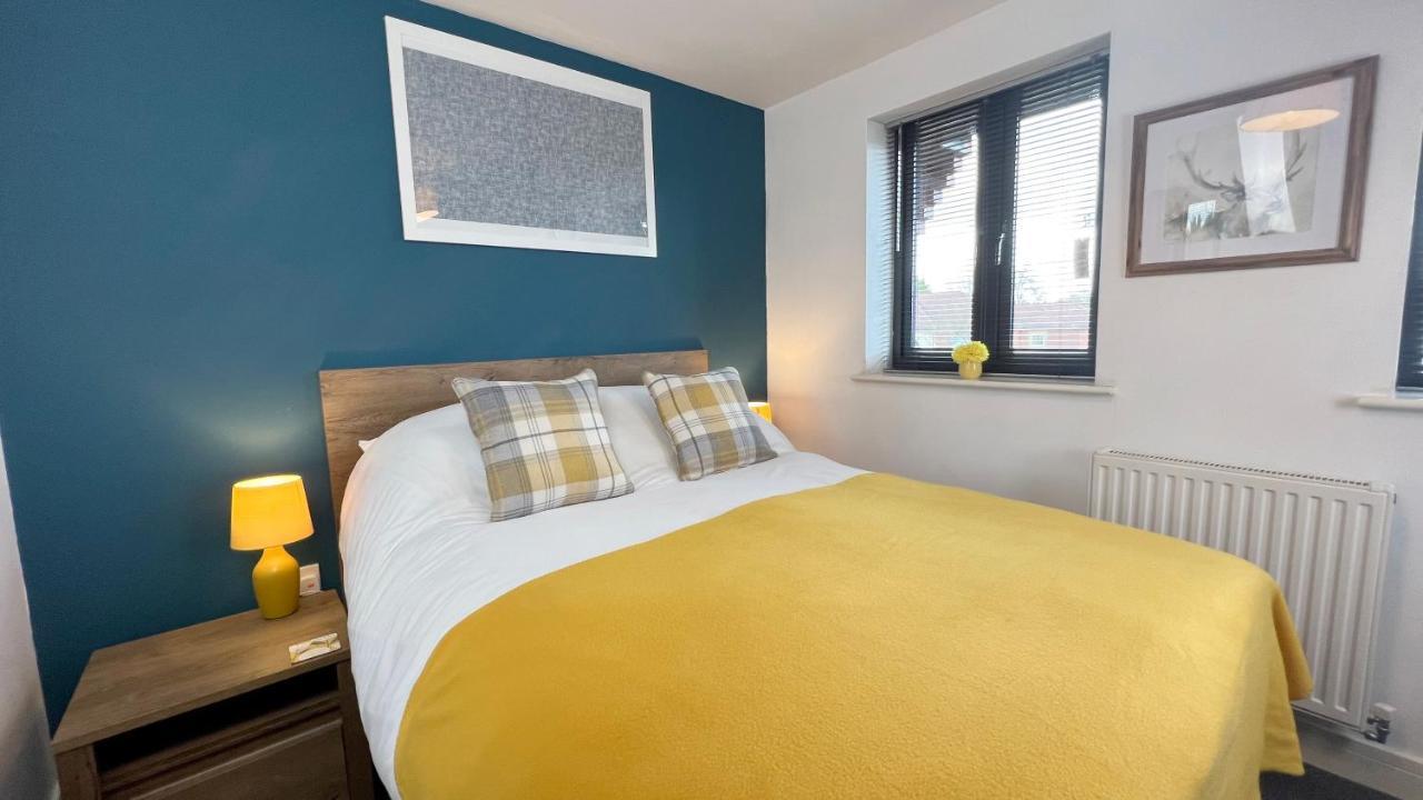 Cross Court, Stafford By Bell Apartments エクステリア 写真