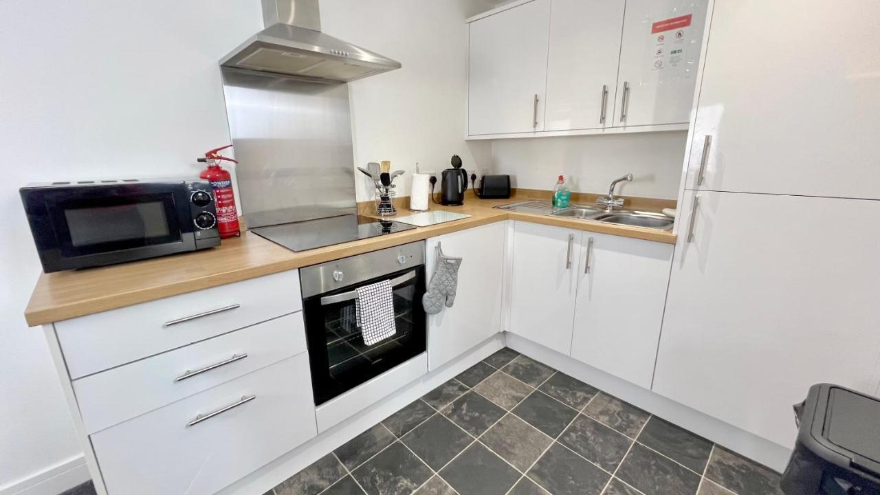 Cross Court, Stafford By Bell Apartments エクステリア 写真