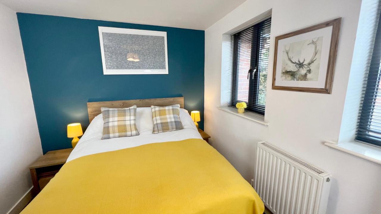 Cross Court, Stafford By Bell Apartments エクステリア 写真