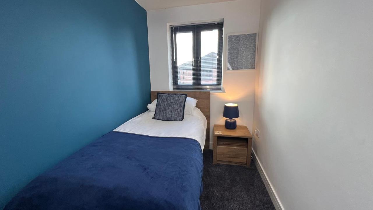 Cross Court, Stafford By Bell Apartments エクステリア 写真