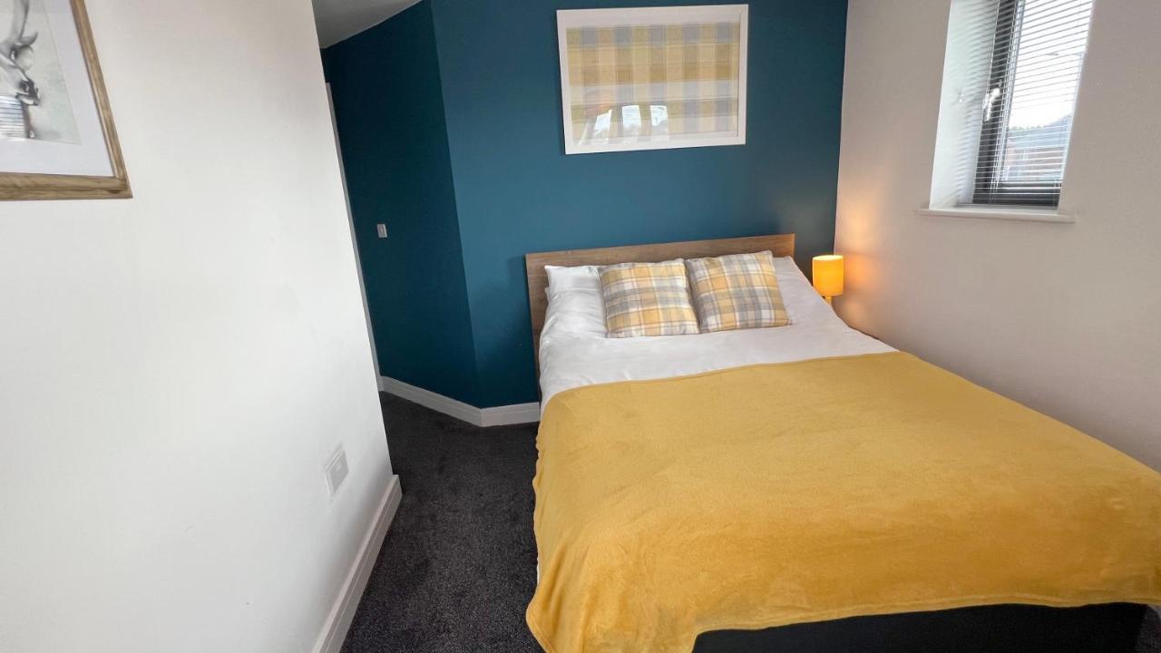 Cross Court, Stafford By Bell Apartments エクステリア 写真