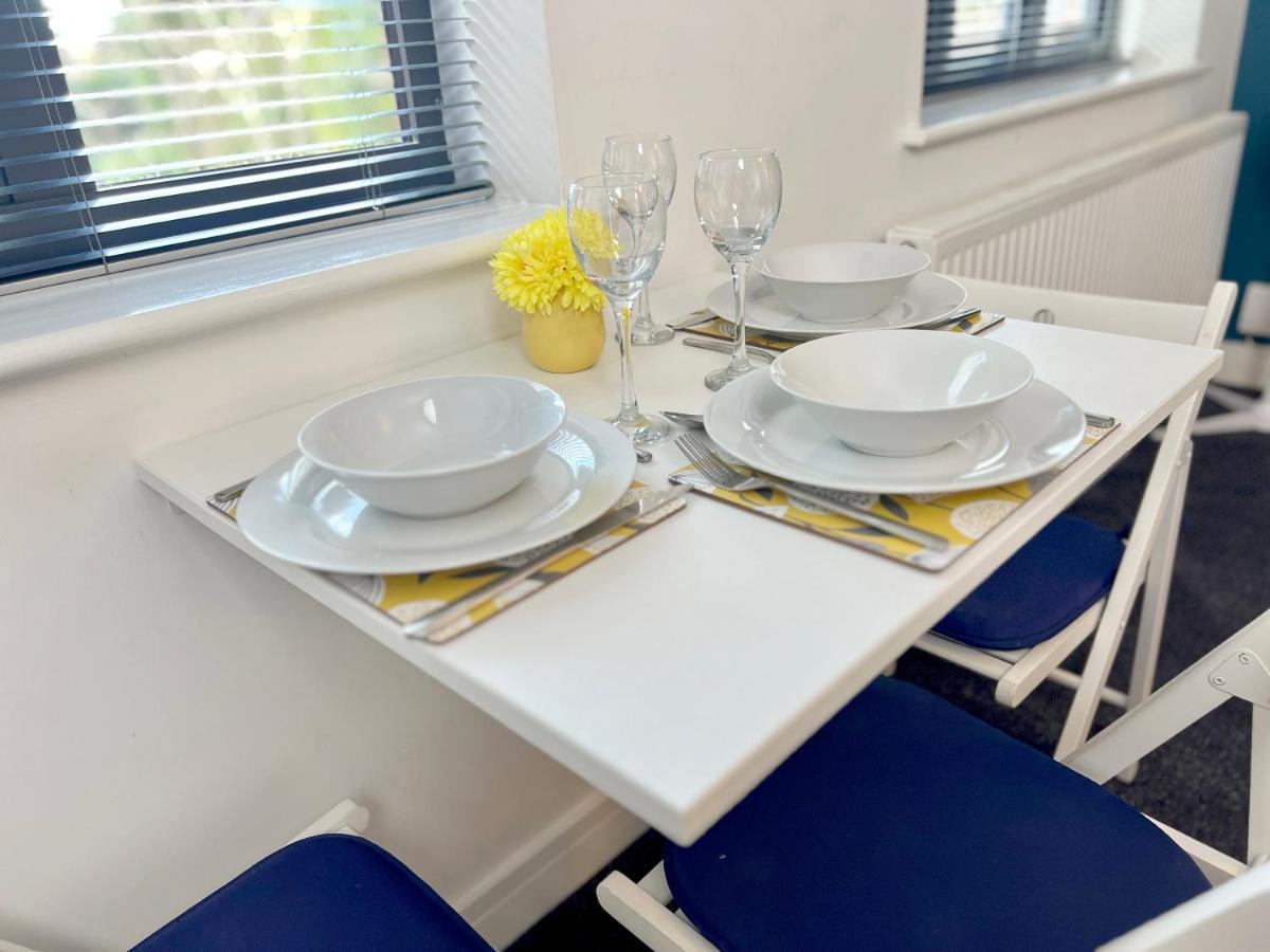 Cross Court, Stafford By Bell Apartments エクステリア 写真