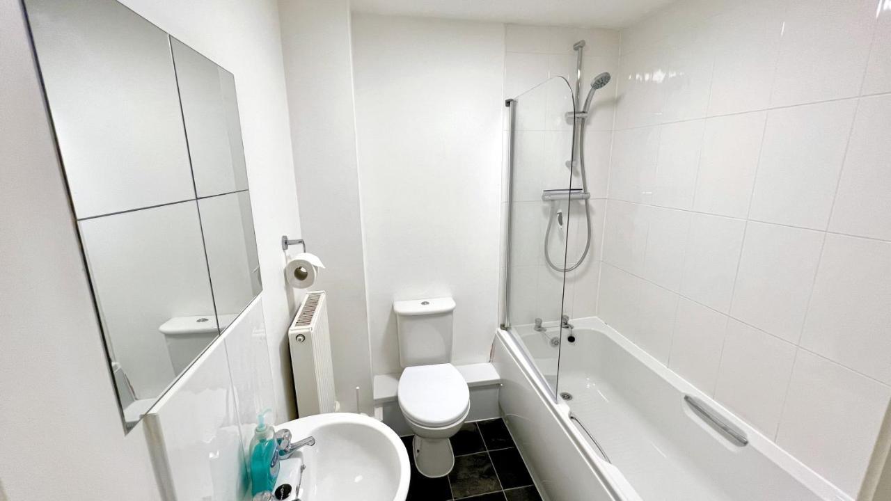 Cross Court, Stafford By Bell Apartments エクステリア 写真