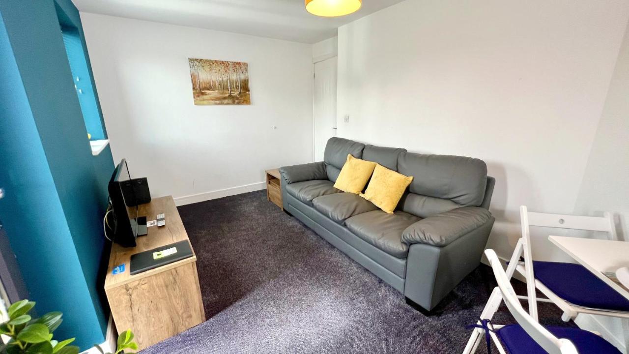 Cross Court, Stafford By Bell Apartments エクステリア 写真