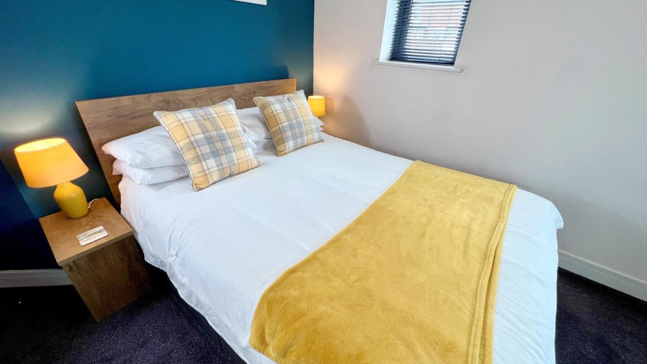 Cross Court, Stafford By Bell Apartments エクステリア 写真