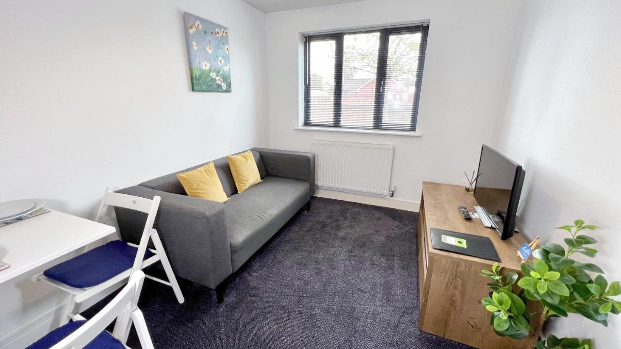 Cross Court, Stafford By Bell Apartments エクステリア 写真