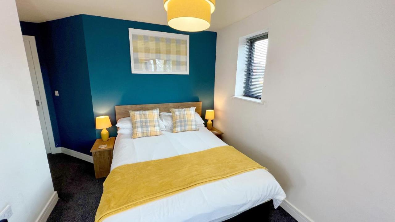 Cross Court, Stafford By Bell Apartments エクステリア 写真