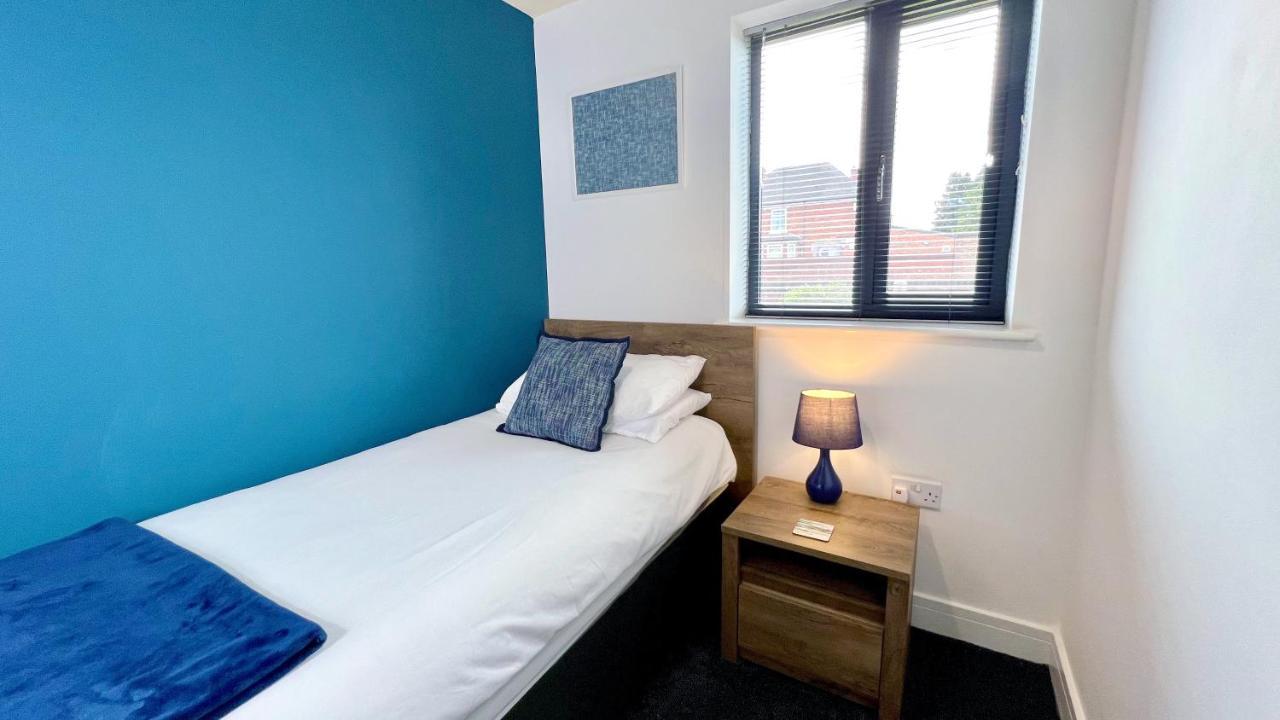 Cross Court, Stafford By Bell Apartments エクステリア 写真