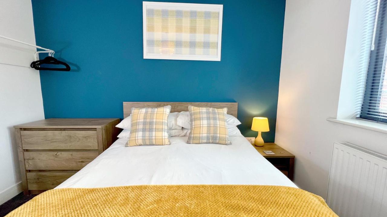 Cross Court, Stafford By Bell Apartments エクステリア 写真