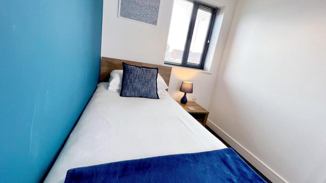 Cross Court, Stafford By Bell Apartments エクステリア 写真